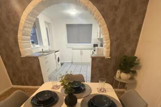 2 Bed House - Sleeps 4 - Garden - Parking - Wifi - 5