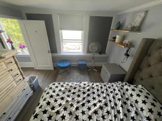Vancouver east downtown queen bed room share bathroom - 5
