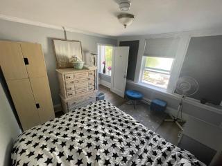 Vancouver east downtown queen bed room share bathroom - 7