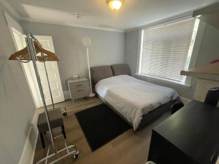 Vancouver east downtown queen bed room share bathroom - 2