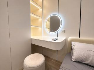 The apartment offers a panoramic view of the city - 9
