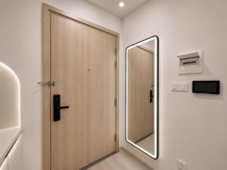 The apartment offers a panoramic view of the city - 4