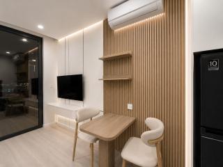The apartment offers a panoramic view of the city - 6