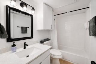 Central Hyde Park 2BR king suites close to UT, Moody Center, DT - 9
