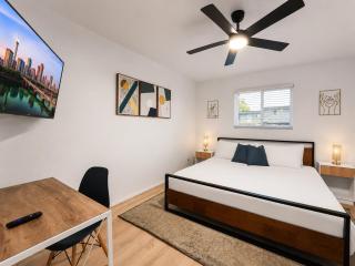 Central Hyde Park 2BR king suites close to UT, Moody Center, DT - 7