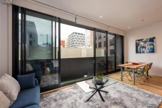 Stylish 3-bed Unit in the Heart of Melbourne CBD! - 2