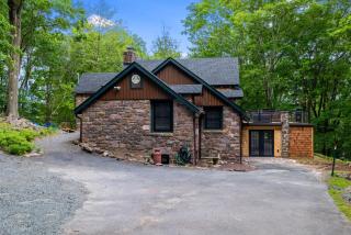 1948 Pocono Retreat Speakeasy & Game Room - 3