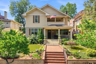 The Classy Craftsman - Beautiful Decor & Pool - 8