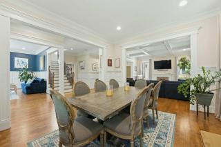 The Classy Craftsman - Beautiful Decor & Pool - 4