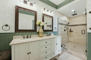 The Classy Craftsman - Beautiful Decor & Pool - 2