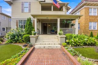 The Classy Craftsman - Beautiful Decor & Pool - 7