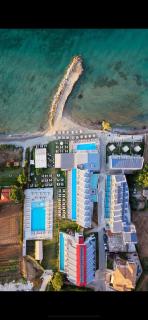 Golden Coast Beachfront Resort - 7