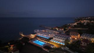 Golden Coast Beachfront Resort - 9