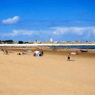 À 100 m de la plage, calme côté cour, charme marocain, 1 chambre et 3 couchages dans salon, parking - 8