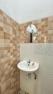 Cozy Stay Near Airport Private Bathroom - 2