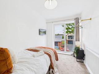 Saxon Way Home by Signature Stays - Leisure Centre - Pool & Spa - Parking - 4