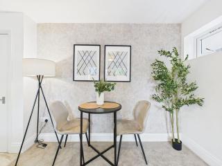 Saxon Way Home by Signature Stays - Leisure Centre - Pool & Spa - Parking - 8