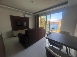 Stylish One-Bedroom Apartment with Balcony & Sea Views - 9