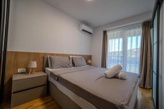 Vik Lakefront Oasis - Beachfront Apartment with Sunset Balcony & Elevator - 8
