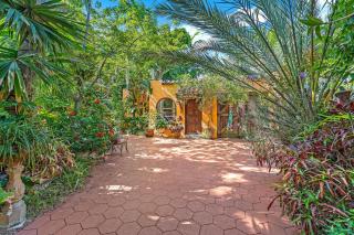 Flamingo Casita - Wander through a Garden Hideaway with Shared Pool - 2