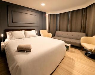 Luxury Bed & Remote-Work-Ready - Comfortable Executive Suite - Downtown - 1
