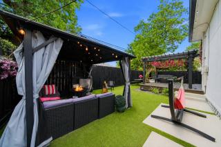 Houston's Downtown Bloom House - Spacious Floral Escape for Groups - 5