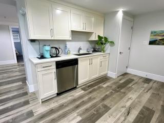 Artist Garden Retreat 2BR White Rock Beach - 7