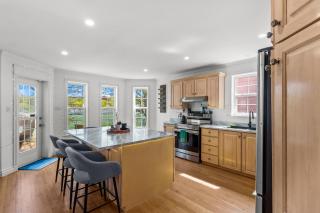 BLVD QV Lake House 4BR Backyard Pets Parking - 1