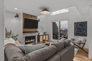 Top Floor Downtown Retreat with Hot Tub and Mountain Views - 4