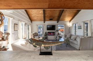 Rare Floating Home Retreat in Bayview With Dock - 7