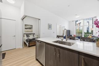 Stylish 2BR in Station Park. Private Patio. Spa, Gym and Bowling - 4
