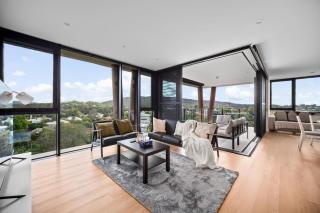 SkyHigh Retreat view and Shopping at Your Doorstep - 0