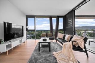 SkyHigh Retreat view and Shopping at Your Doorstep - 3