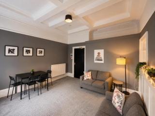 Gorgeous 6 BDR House - Sleeps 12 - Great Location - 9