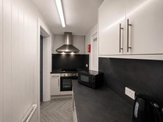 Gorgeous 6 BDR House - Sleeps 12 - Great Location - 2