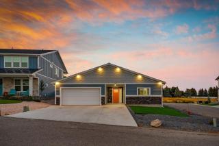 Blue Lagoon - Hot Tub, Lake Views, Pool, Near Marina, BBQ - 0