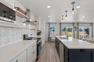 Blue Lagoon - Hot Tub, Lake Views, Pool, Near Marina, BBQ - 9