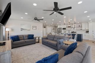 Blue Lagoon - Hot Tub, Lake Views, Pool, Near Marina, BBQ - 2