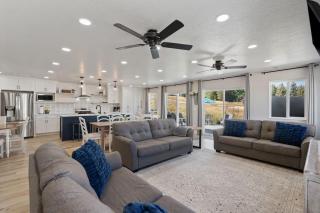Blue Lagoon - Hot Tub, Lake Views, Pool, Near Marina, BBQ - 1