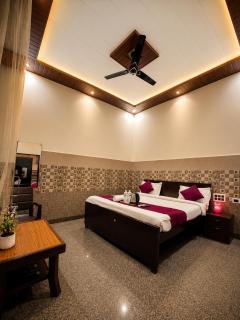 Bholenath Guest House 500 Mitter From Shree Ram Manidr - 3
