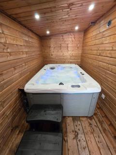 Chalet & private HOT TUB between city and mountain - 9