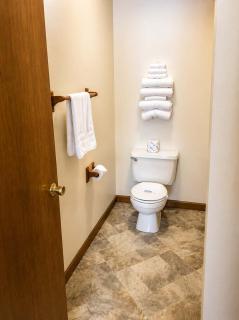 Room 29-1 Queen 1 Full Suite-Woodland Motor Lodge - 5