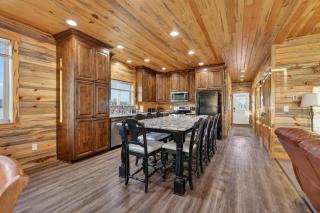 Timberline Reserve - 2 Homes, Sleeps 28, Hot Tub, BBQs, Game Room - 7