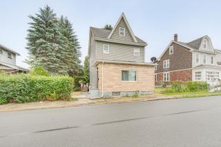 Game Room & Backyard: Modern Altoona Home! - 9