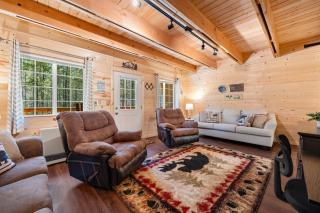 Lazy Dawg Cabin - 30min to Yellowstone, Pet Friendly, Fire Pit - 2