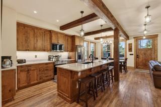 Huckleberry Ridge - Sleeps 24, Mins Yellowstone, Hot Tub, Fire Pit - 3