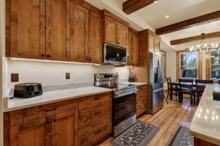 Huckleberry Ridge - Sleeps 24, Mins Yellowstone, Hot Tub, Fire Pit - 1