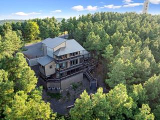 Broken Bow Cabin with Private Hot Tub Sleeps 8 Near Beavers Bend State Park Pet Friendly - 4