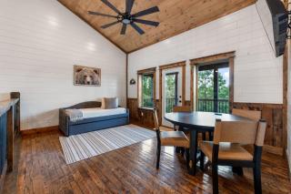 Broken Bow Cabin with Private Hot Tub Sleeps 8 Near Beavers Bend State Park Pet Friendly - 2