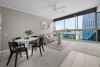 Stylish Fortitude Valley AptCity Views plus Parking - 1